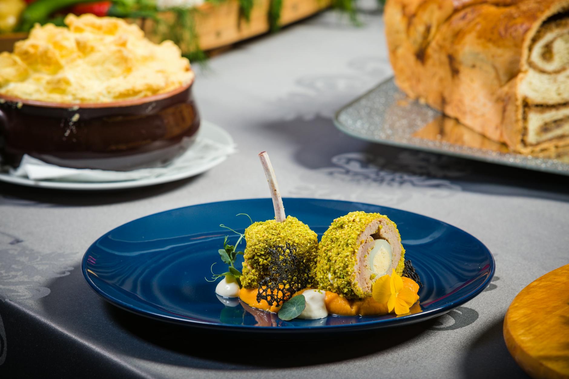 Malowniczy krajobraz z okolic Łęknicy z widokiem na lasy i rzekę Nysę Łużycką.