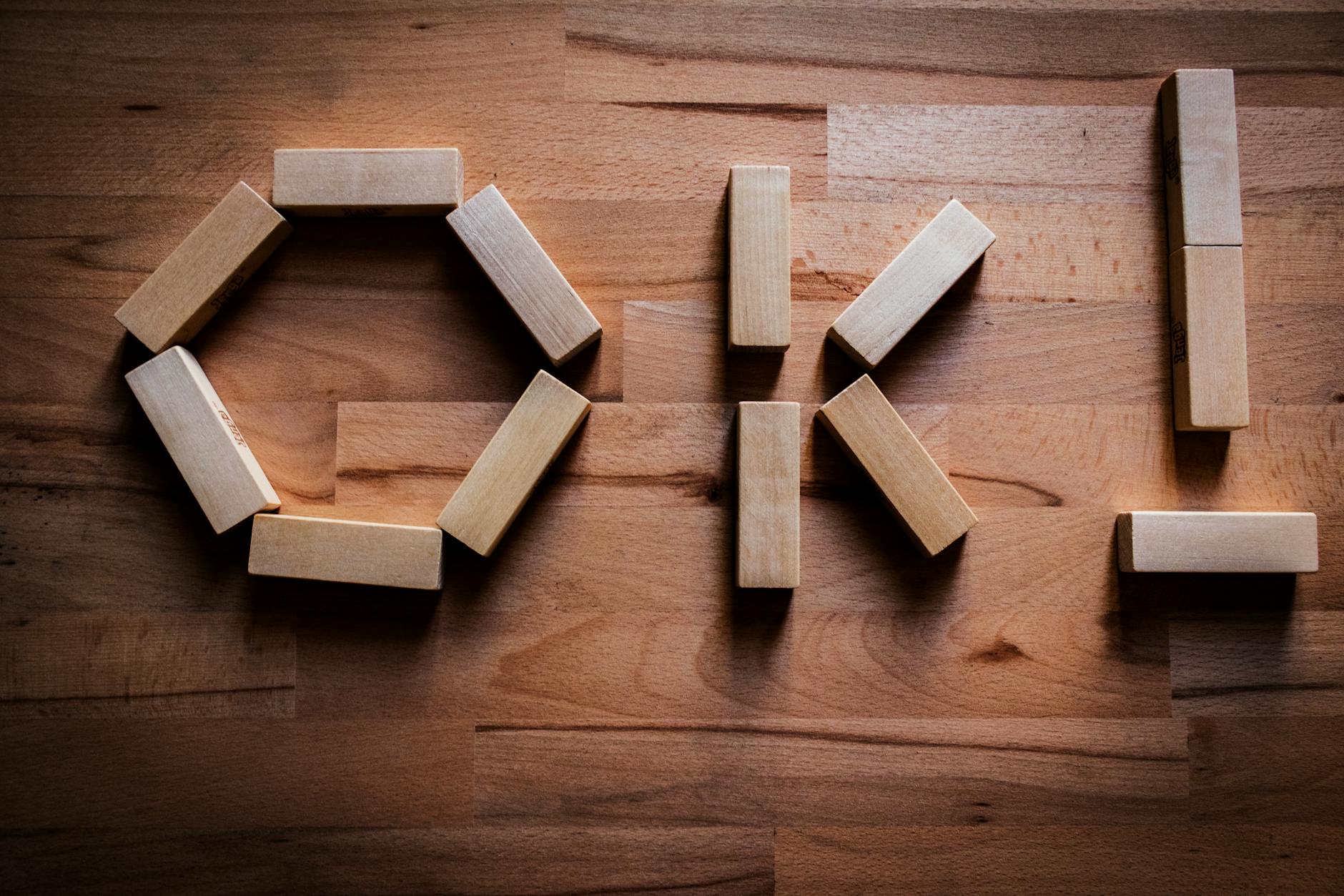 Widok na rzekę Nysę Łużycką z okolic Łęknicy, z zielonymi terenami i fragmentem zabudowy miejskiej.