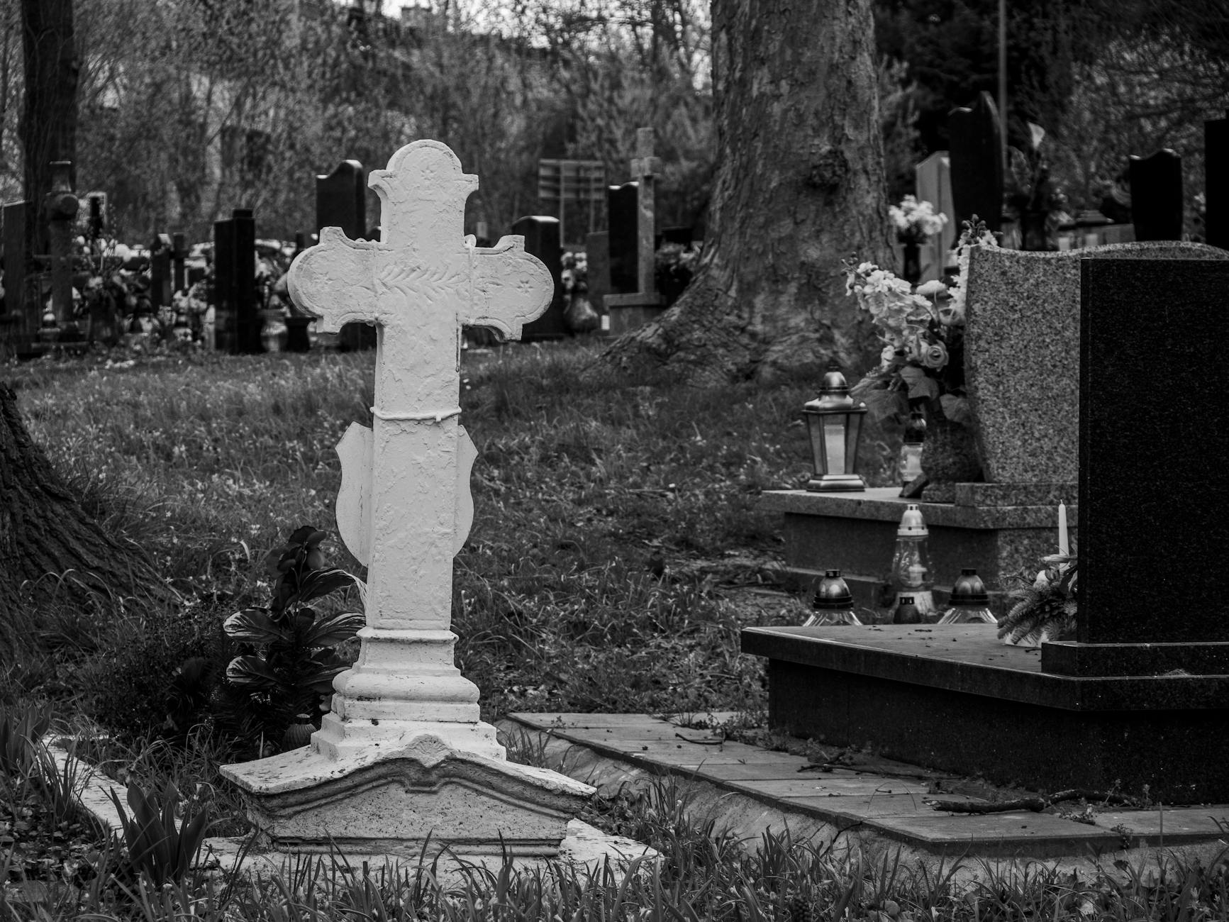 Wielkanocne palmy i pisanki jako symbol tradycji i odrodzenia w Łęknicy.