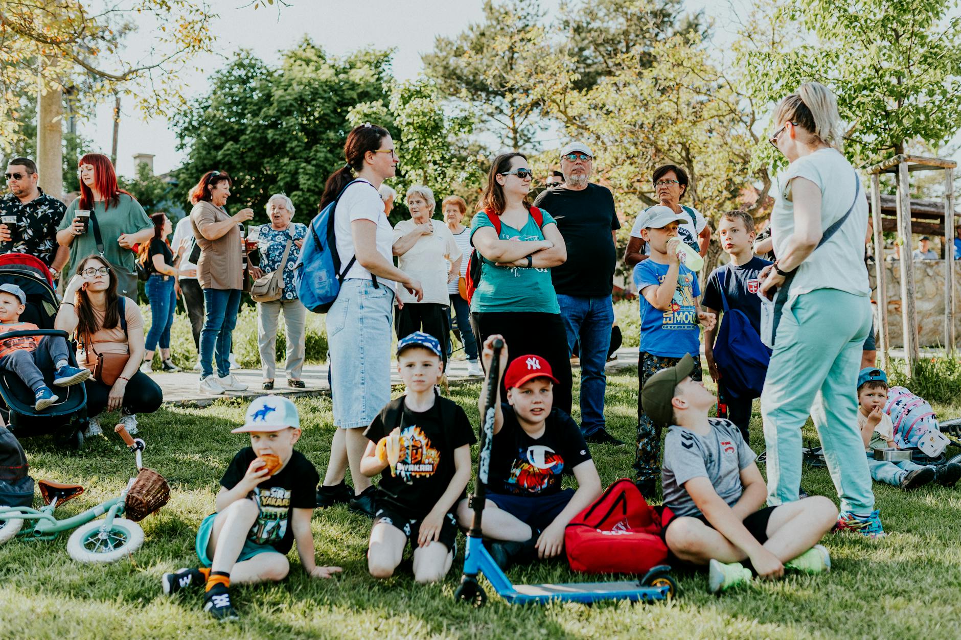 Ilustracja przedstawiająca zielone liście i ziemię, symbolizująca troskę o planetę w kontekście Dnia Ziemi.