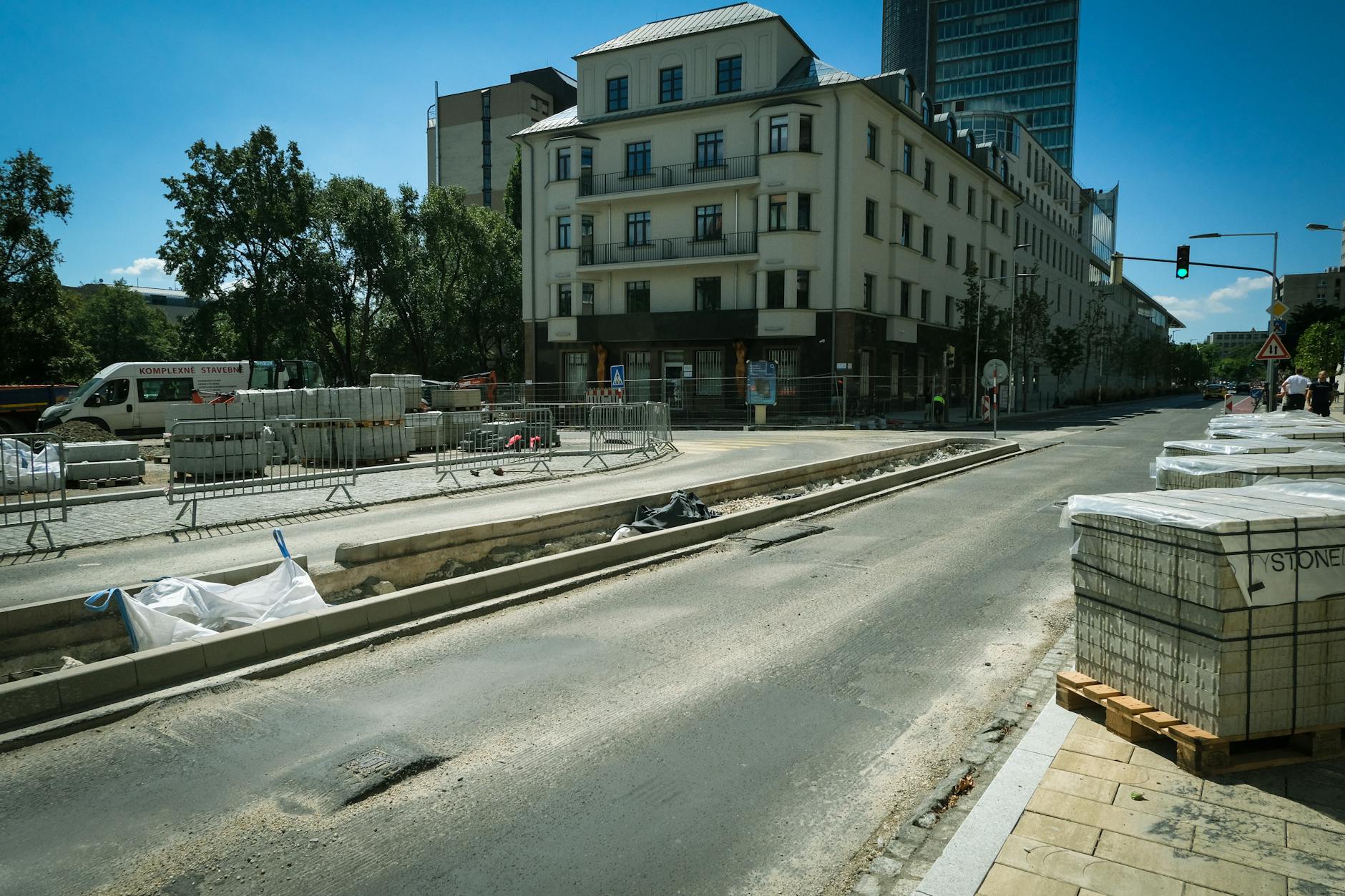 Ilustracja drogi w trakcie remontu w Łęknicy, symbolizująca poprawę infrastruktury drogowej
