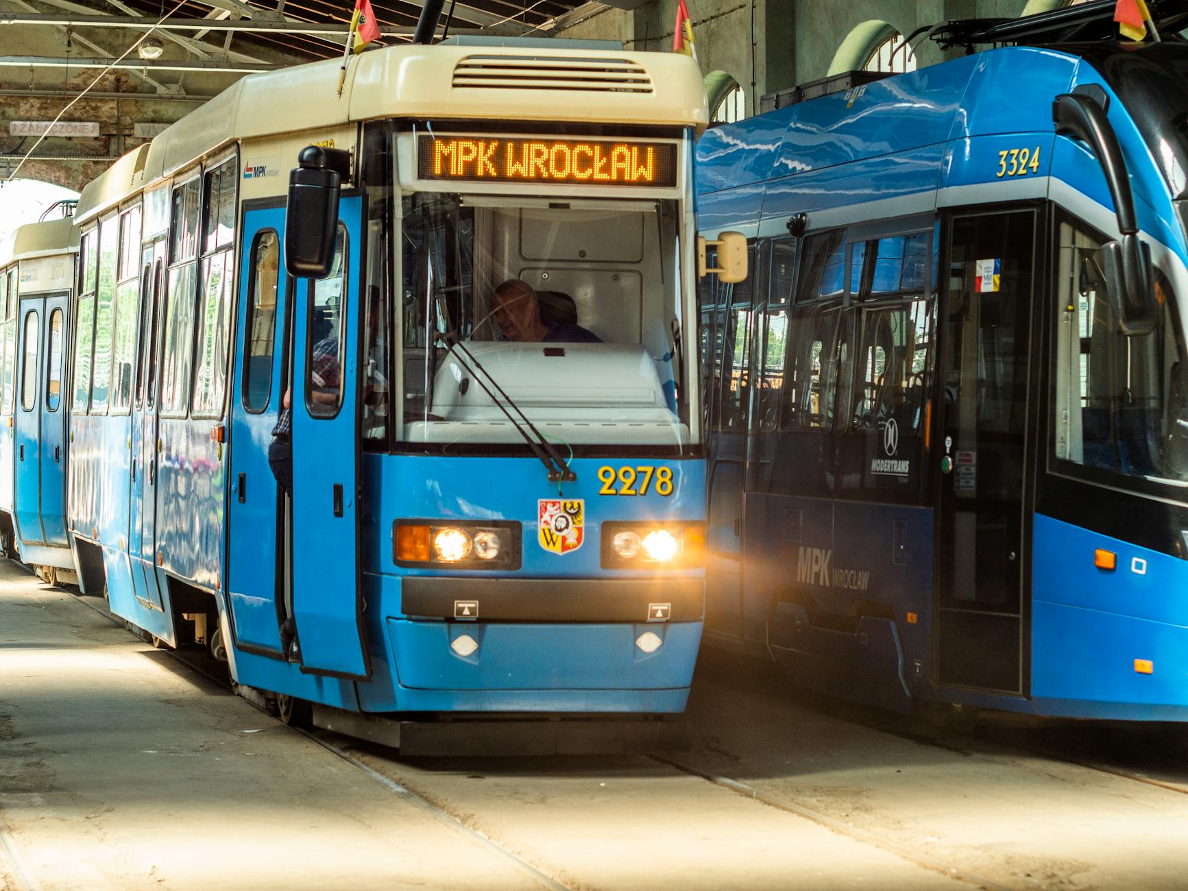 Widok na ulicę w Łęknicy z autobusem komunikacji miejskiej