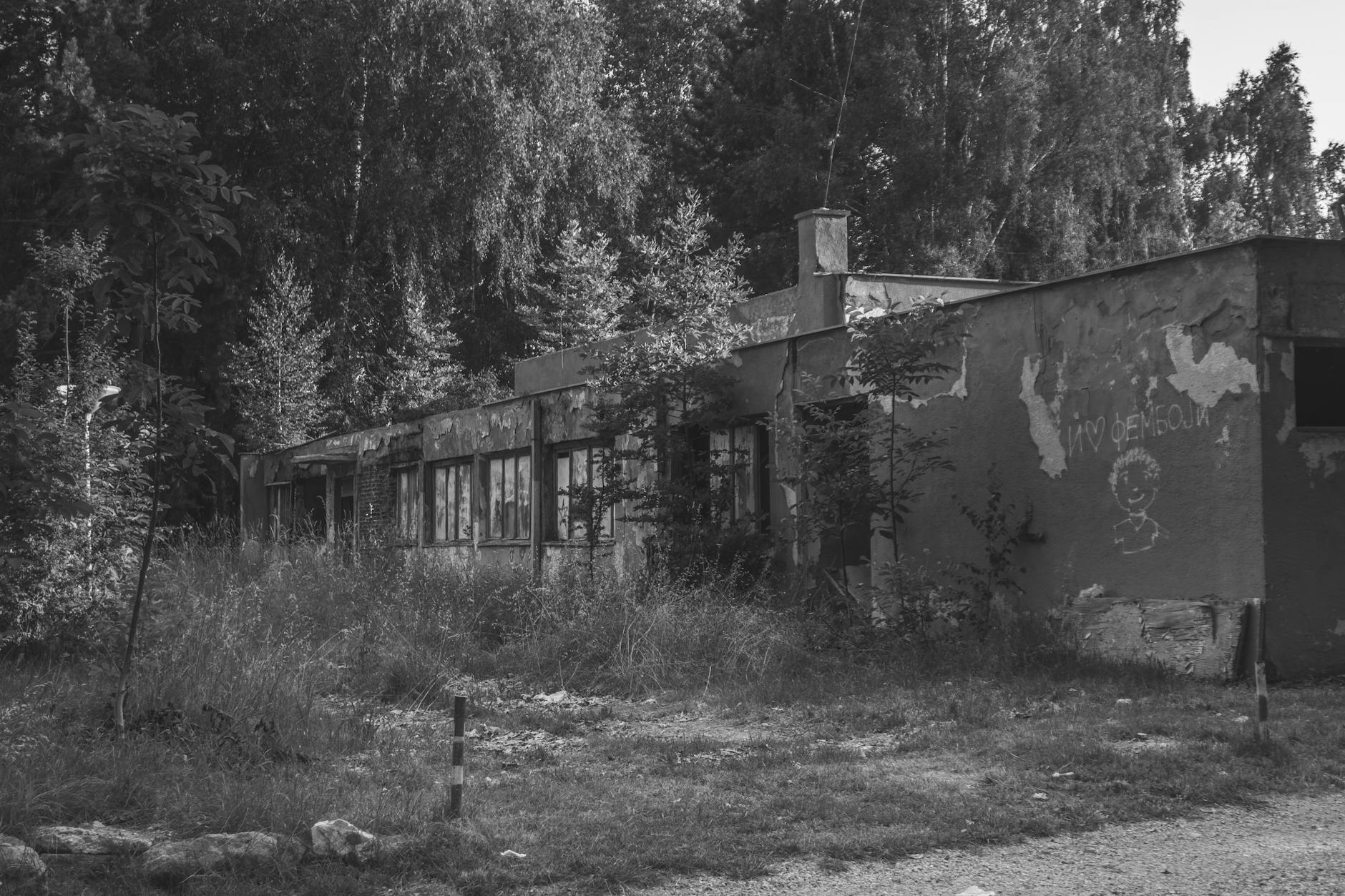 Budynek szkoły w Łęknicy z uczniami wchodzącymi do środka