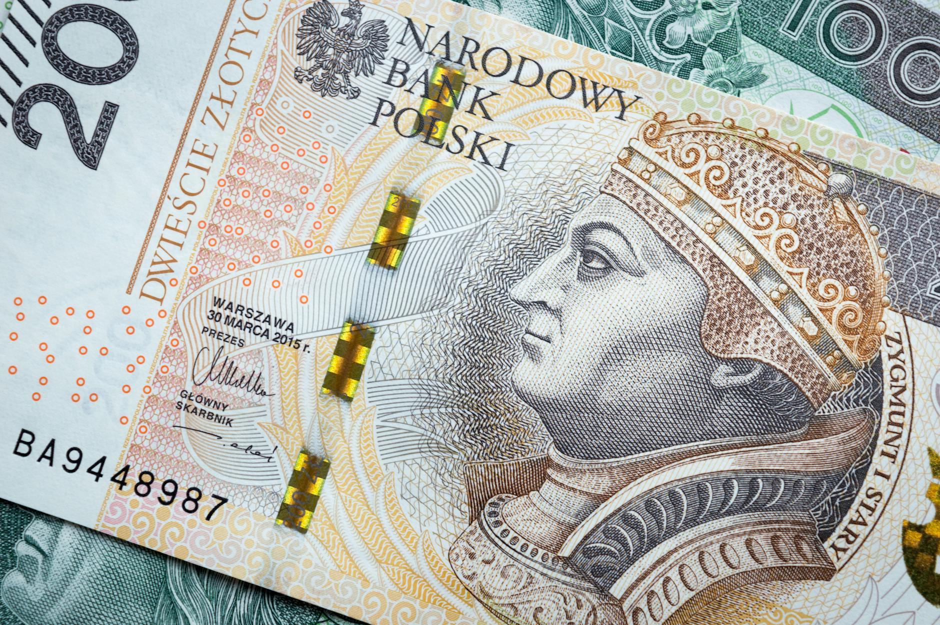 Ilustracja przedstawiająca rachunki za energię elektryczną i gaz z widokiem na miasto Łęknica.